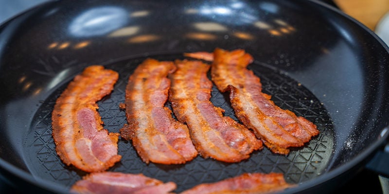 Cuocete La Pancetta In Padella A Fuoco Medio E, Nel Frattempo, Spalmate Il Burro Alla Cannabis Su Una Delle Fette Di Pane