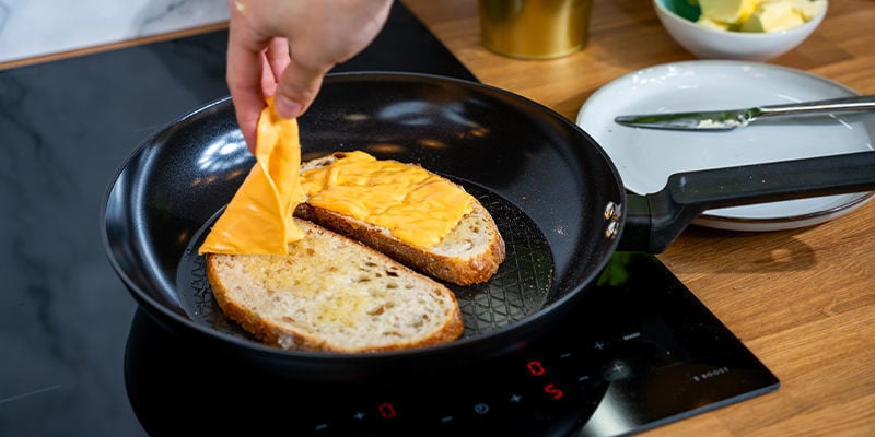 Sistemate La Prima Fetta Di Pane Sulla Padella, In Modo Che Il Lato Con Burro Classico Sia Rivolto Verso Il Basso. Posizionate Le Fette Di Formaggio Sopra Il Pane