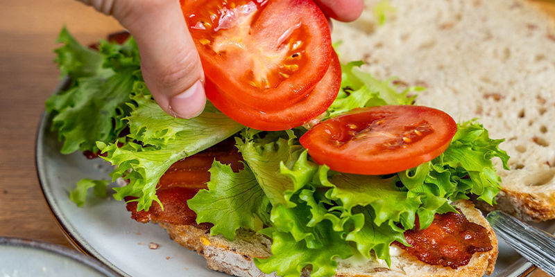 Coprite Il Panino Con La Seconda Fetta Di Pane E Servite. Se Volete Ottenere Uno Sballo Più Intenso, Aggiungete Un Filo Di Olio Alla Cannabis Sulla Lattuga