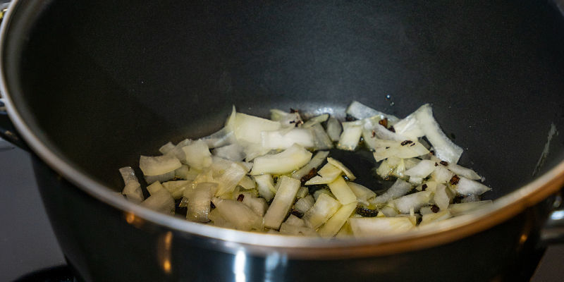 Fai Rosolare Le Cipolle E I Funghi Con Un Po’ Di Burro Od Olio Di Oliva Finché I Funghi Non Saranno Ammorbiditi. Aggiungi L’Aglio E Cuoci Ancora Per Circa Un Minuto