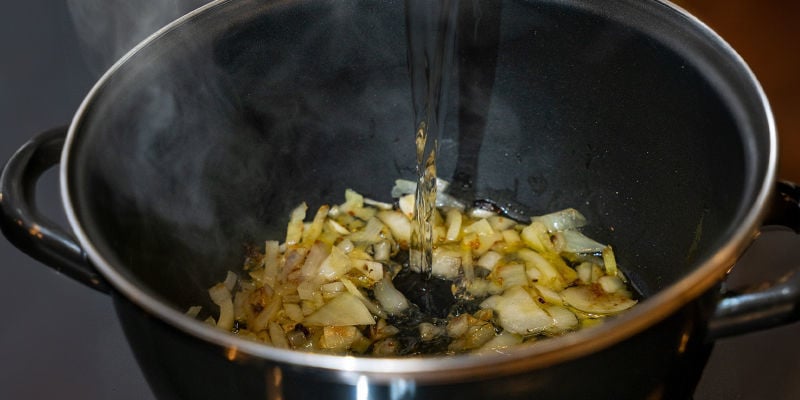 Aggiungi L’Acqua Ed Il Brodo Vegetale E Cuoci A Fuoco Lento Per Circa 15 Minuti