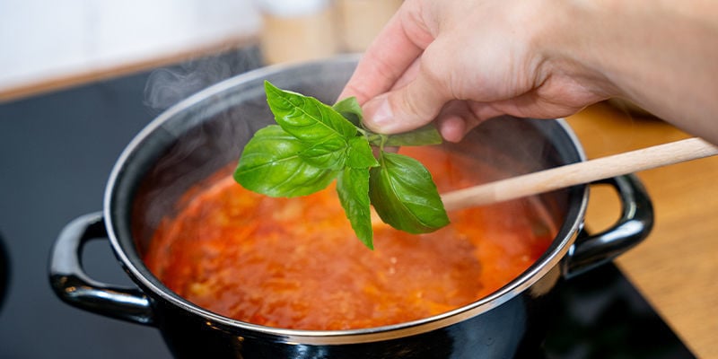 Aggiungi Erbe E Spezie E Cuoci A Fuoco Lento Per 20 Minuti