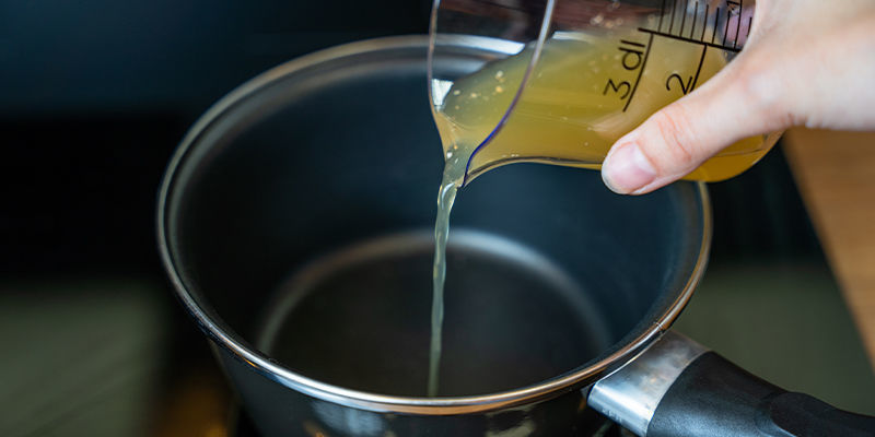 Inserite Nella Casseruola Il Succo Di Frutta, Lo Zucchero (O Il Miele) E La Gelatina (O Agar-Agar) Ed Accendete Il Fornello.