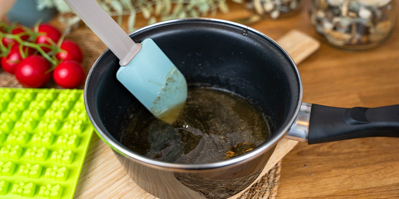 Togliete La Casseruola Dal Fuoco Ed Incorporate L'Estratto Di Funghi Allucinogeni Al Resto Degli Ingredienti. Mescolate Con Cura Per Amalgamare Il Tutto.