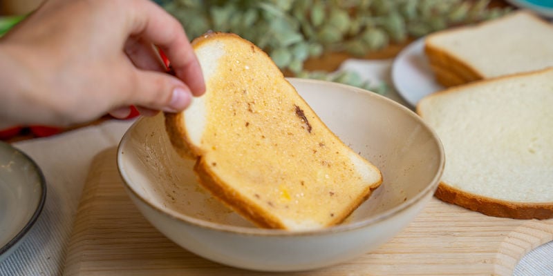 Immergete Le Fette Di Pane In Questa Miscela, Assicurandovi Che Siano Ricoperte Uniformemente.