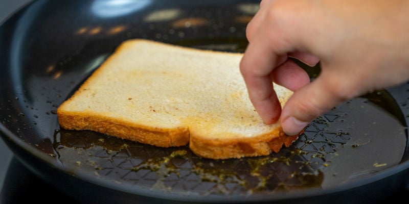 Disponete Le Fette Di Pane Nella Padella E Cuocetele Finché Non Sono Dorate Su Entrambi I Lati.