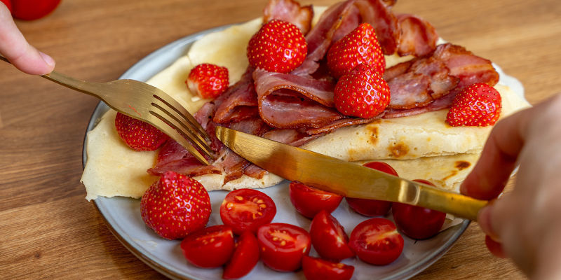 Completate I Vostri Pancake Con Sciroppo, Frutta Fresca O Una Fetta Di Bacon Croccante E Godetevi La Vostra Delizia Domenicale!